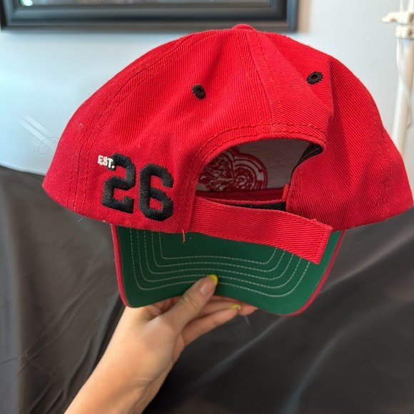 Red wings adjustable hat - Picture 2 of 3